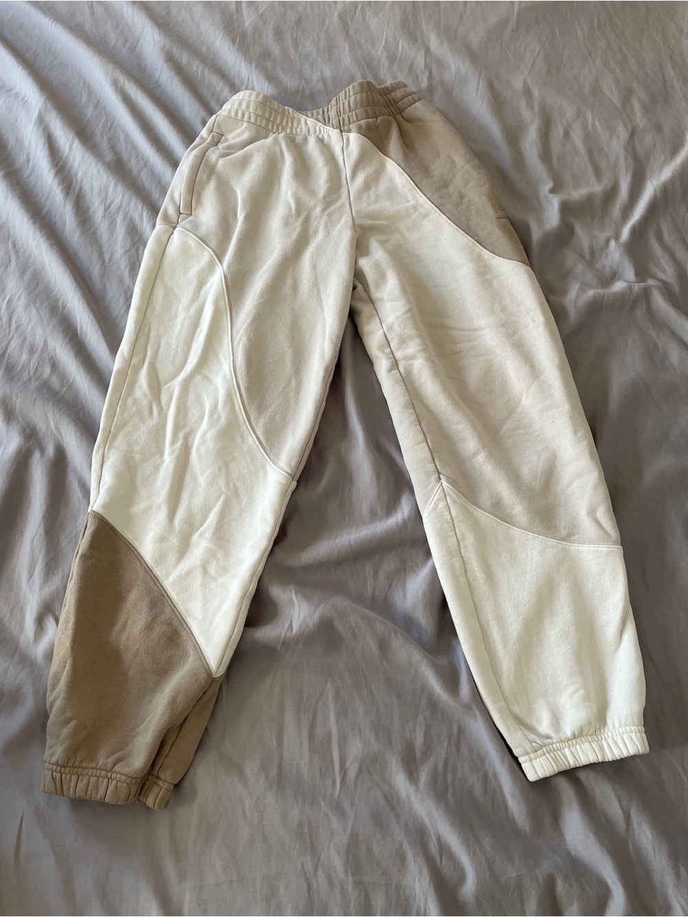 ALO Yoga Making Waves Two-Tone Cream and Tan Joggers